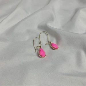 KENDRA SCOTT DEE DROP EARRING IN HOT PINK